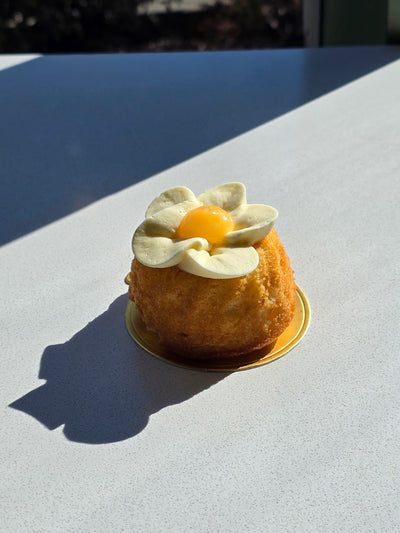 Lemon Daisy Mini Cake
