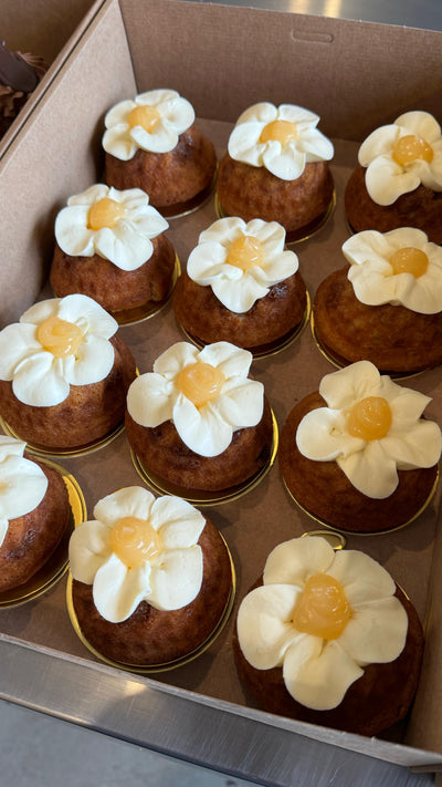 Lemon Daisy Mini Cake